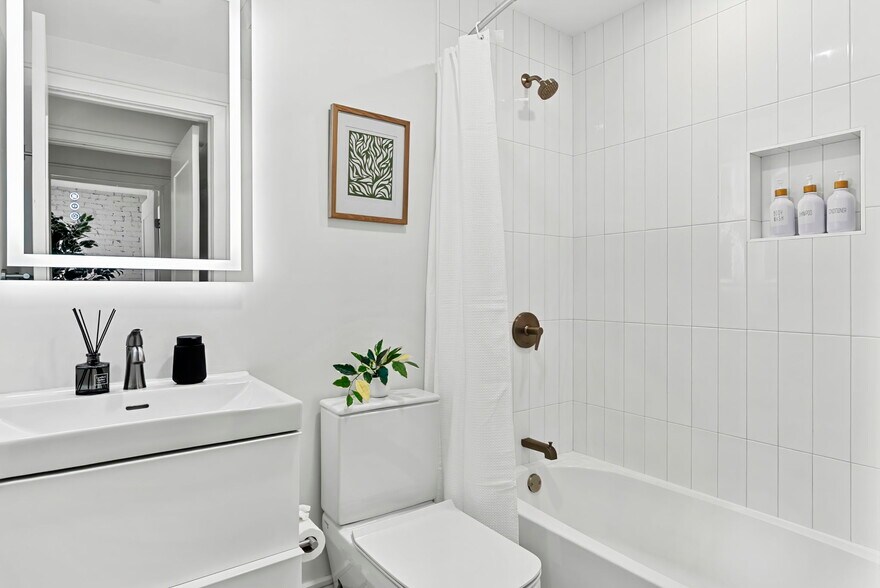 Building Photo - 1566 Beacon St