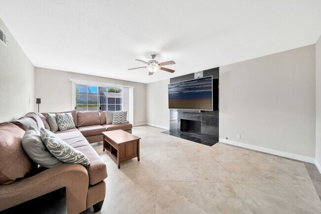 Building Photo - 471 N Seranado St
