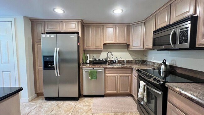 Building Photo - 4017 N Cypress Dr