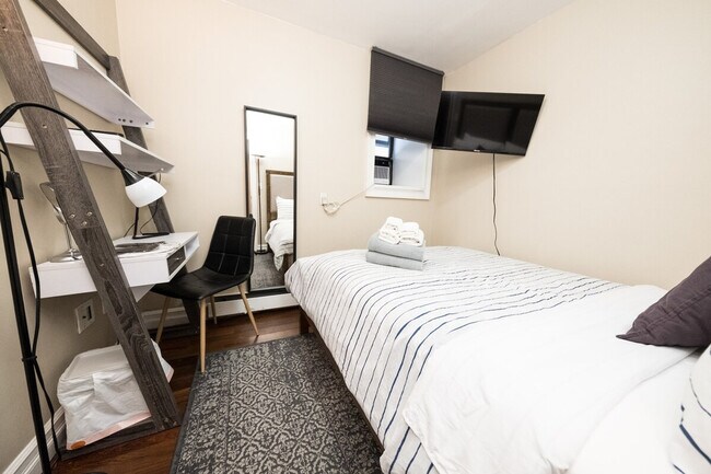 Building Photo - 65 W 107th St