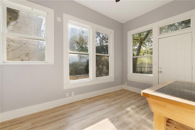 Building Photo - 3210 Hampton Rd