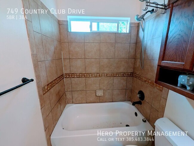 Building Photo - 749 Country Club Dr
