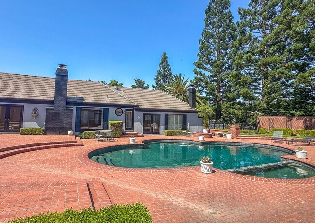 Building Photo - Exceptional Executive Estate With Pool and Tennis Court