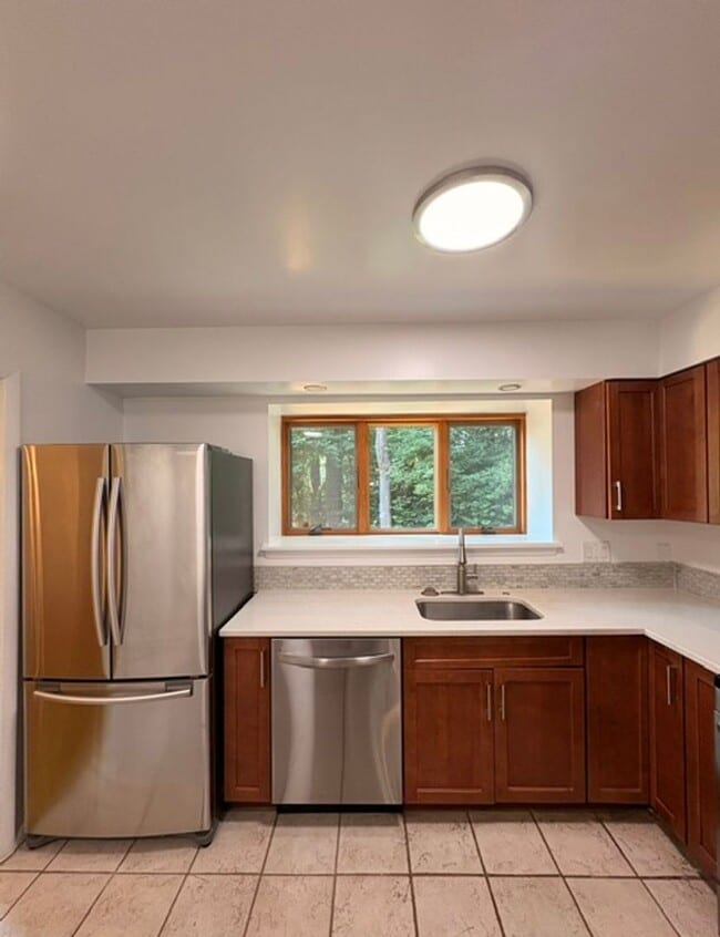 Building Photo - 2071 Golf Course Dr