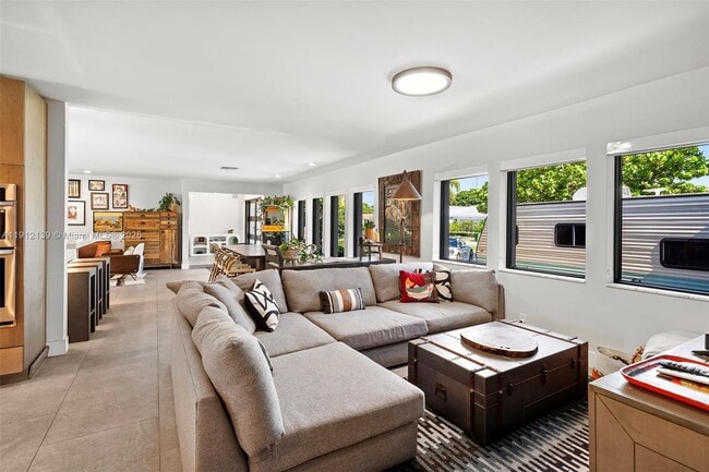 Building Photo - 419 Alamanda Dr