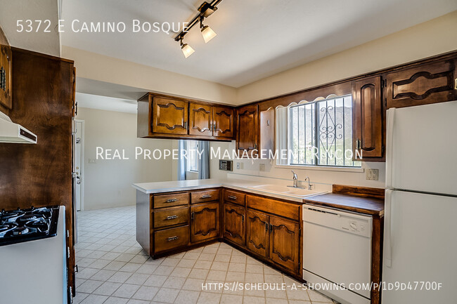 Building Photo - Location! Quintessential Tucson Classic is...