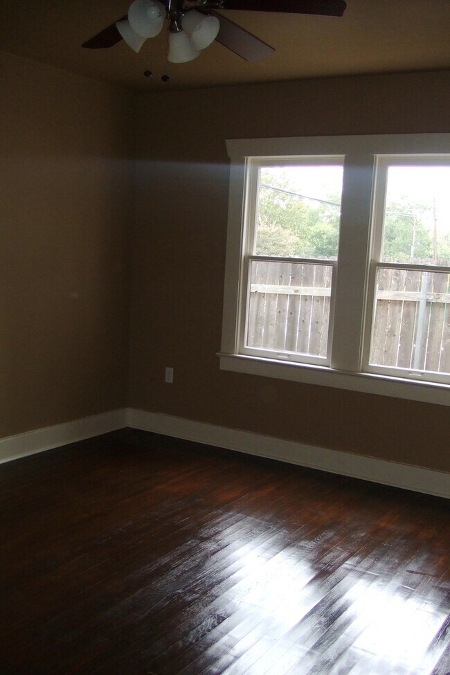 Building Photo - 700 E 45th St