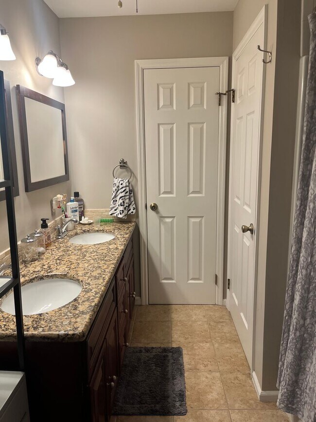 Building Photo - Stunning 3 Bedroom Townhome !