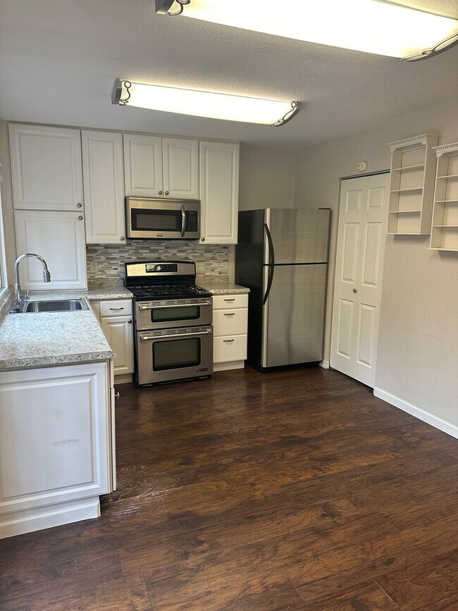 Building Photo - 3 Bedroom/1.5 Bath w/partial Mountain Views