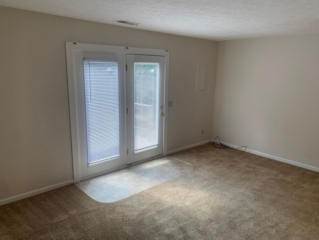 Building Photo - Townhome with new carpet for rent in the m...