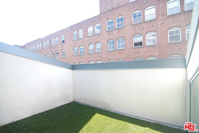 Building Photo - 940 E 2nd St