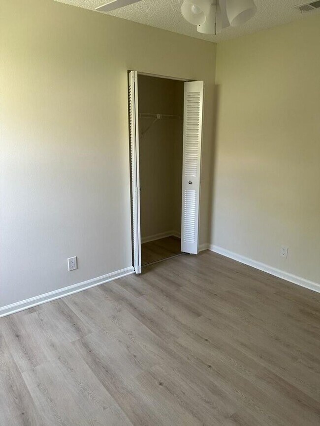 Building Photo - 406 Buttonwood Pl