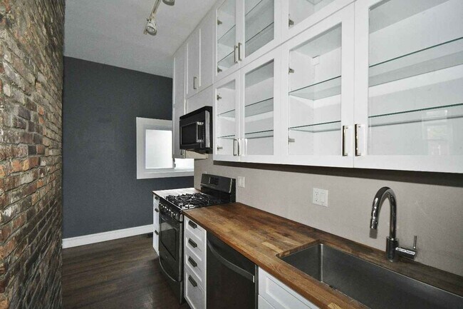 Building Photo - 1606 Bingham St