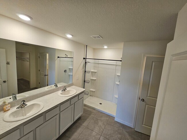 Building Photo - Spacious 4BR Golf Course Home in Beverly H...