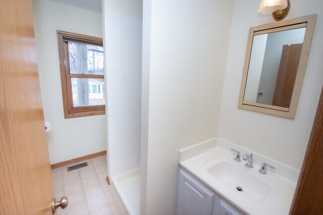 Building Photo - 23231 W Lakeshore Dr