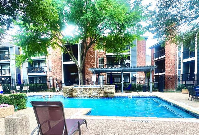 Building Photo - 18333 Roehampton Dr