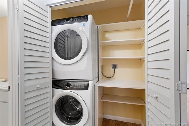 Building Photo - 7711 SE Sugar Sand Cir