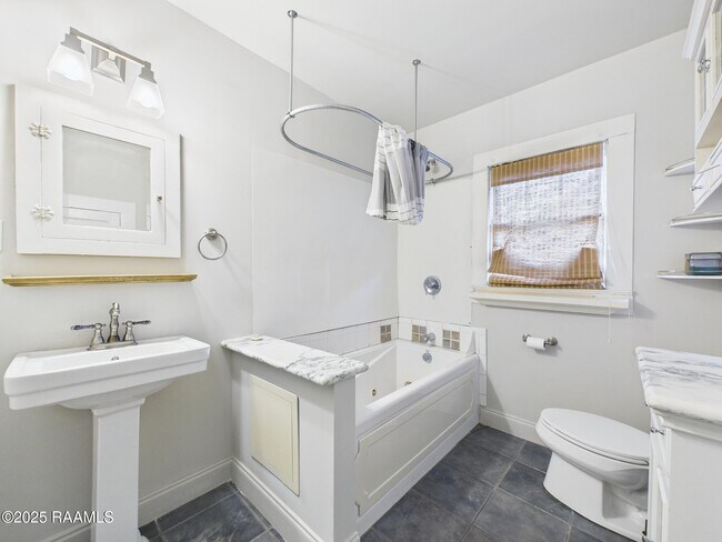 Building Photo - 408 Harding St