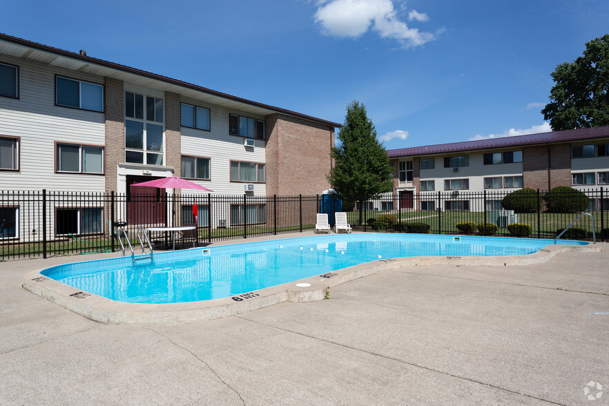 Pool - Chili Garden Apartments