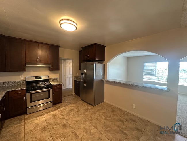 Building Photo - Homes Management - 2 Bed, 2 Bath Triplex i...