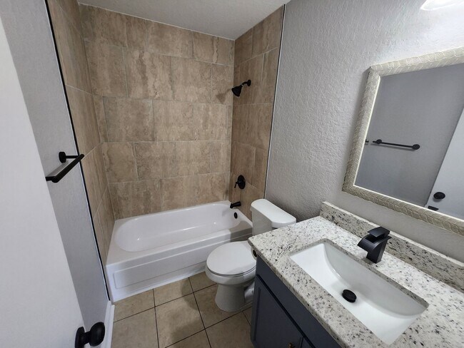 Building Photo - Move in ready. Fully remodeled