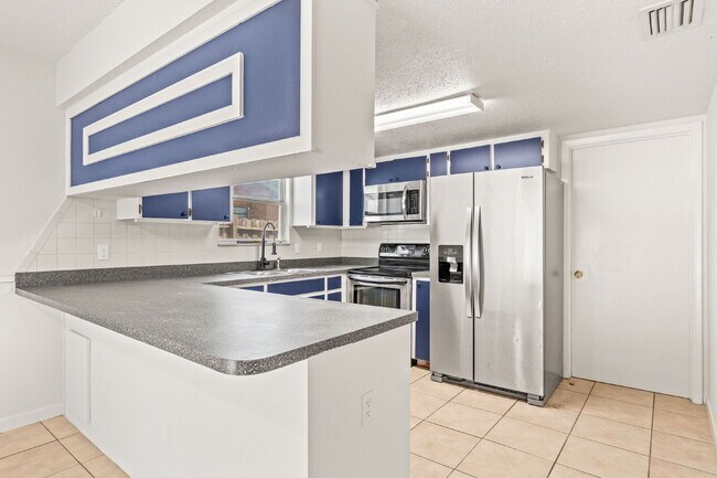 Building Photo - **FIRST MONTH FREE RENT OFFER** Charming 2-Bed Duplex Retreat in Edgewater, so close to the beach...