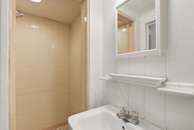 Building Photo - 519 W 6th Ave