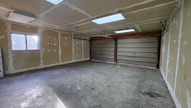 Building Photo - 3 Bed 2 Bath