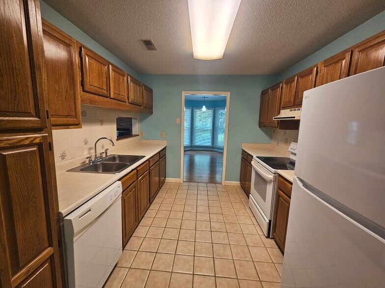 Building Photo - 6902 Persimmon Pl
