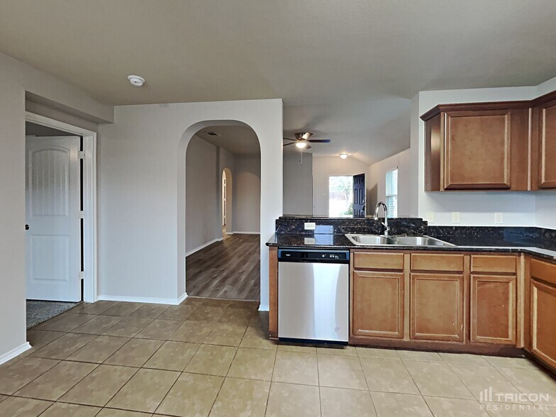 Building Photo - 336 Carlyle St