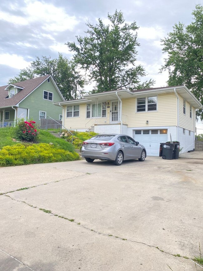 Building Photo - Beautiful 3 bed 1 bath house, over sized driveway, garage and fenced in back yard $1,595  [Move-i...