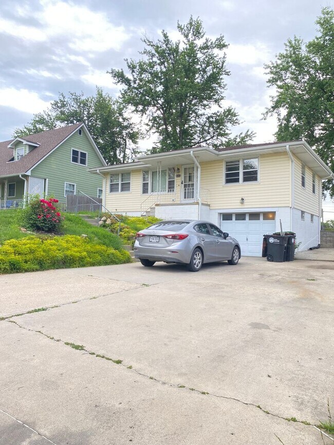 Building Photo - Beautiful 3 bed 1 bath house, over sized driveway, garage and fenced in back yard $1,795  [Move-i...