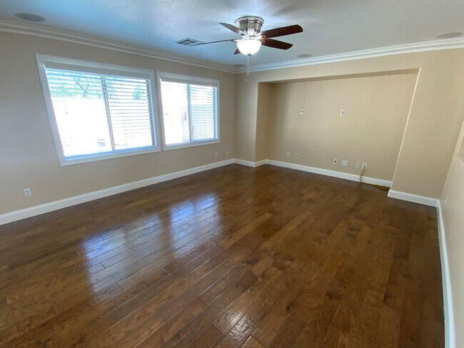 Building Photo - SUPER UPGRADED 3BD/2.5BA HOME W/ POOL/SPA!!