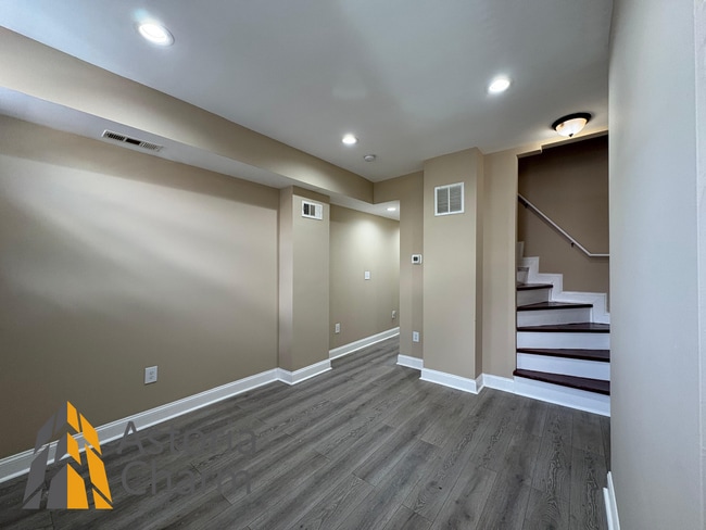 Building Photo - Move In by September 30th: Get 1 Month FRE...