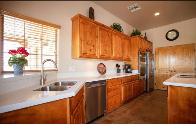 Building Photo - 19725 W Meadowbrook Ave