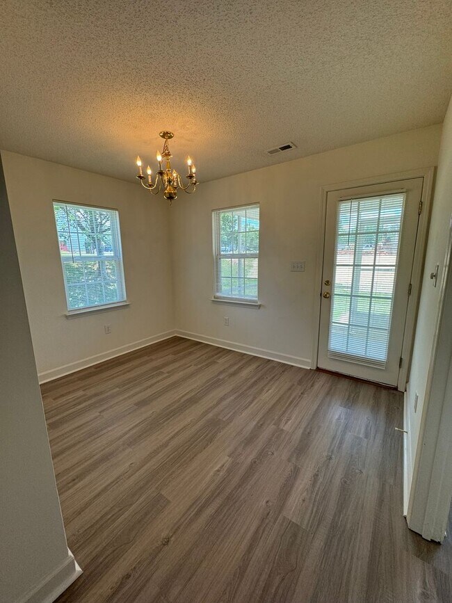 Building Photo - 129 Clusters Cir