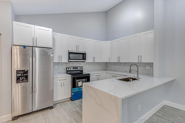 Building Photo - 1240 Summit Pl Cir
