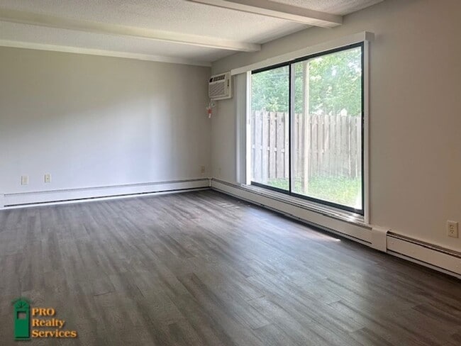 Building Photo - Recently Remodeled Condo **Free August Ren...