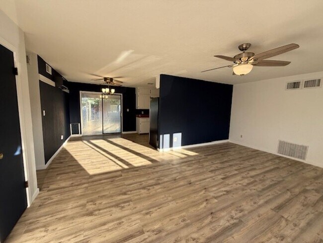 Building Photo - Wonderful Home 3 bed 1 bath with a Great Yard