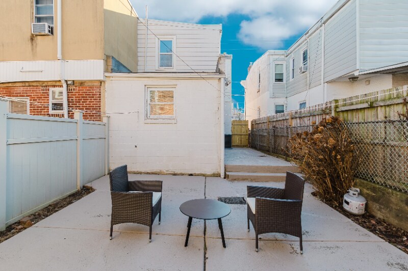 Building Photo - 619 N Lincoln St