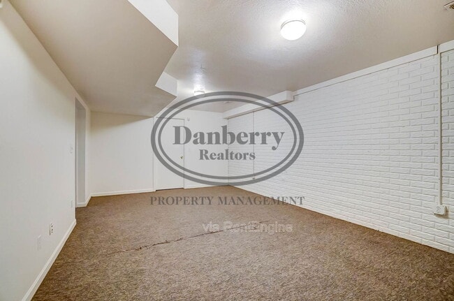 Building Photo - 3733 Willow Run Dr