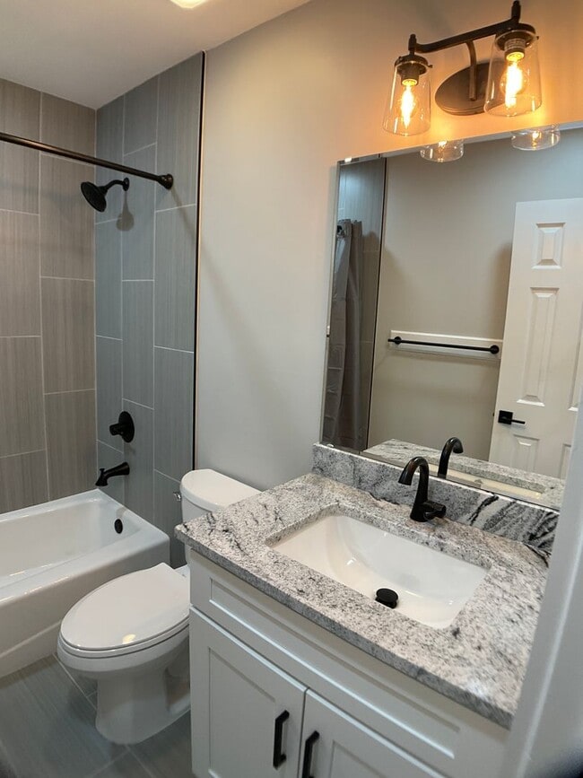 Building Photo - Gorgeous, Fully Renovated, 1 Level Living!