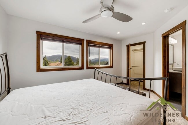 Building Photo - Woodworks Townhome- 3 Bedroom/3 Bath Unit w/Updated kitchen on the Bus Route