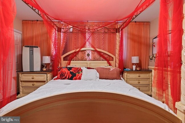 Building Photo - 2874 Tolbut St