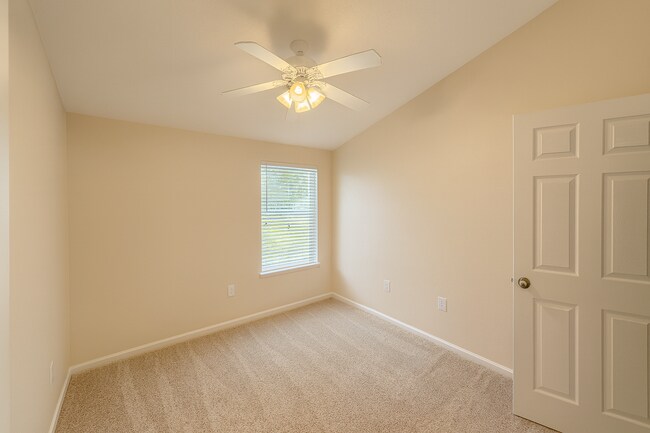 Building Photo - Stunning 3 Bedroom Townhome in Cambridge at Oakleaf Plantation