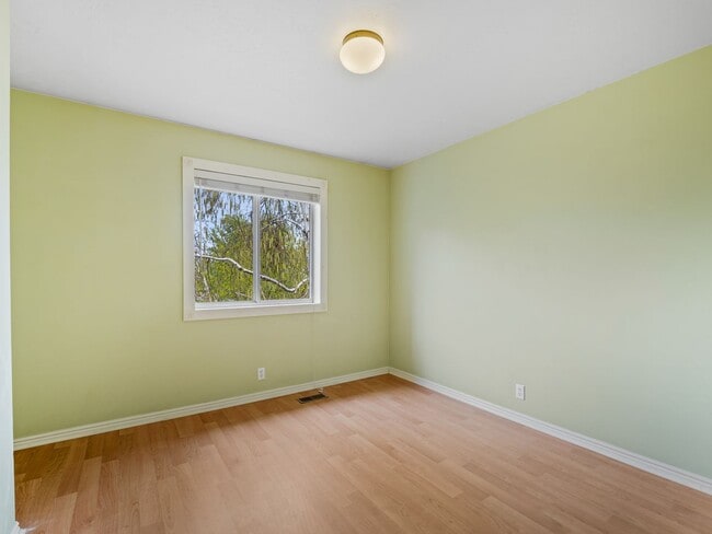 Building Photo - Spacious 5-Bedroom Home for Rent in Sandy, UT