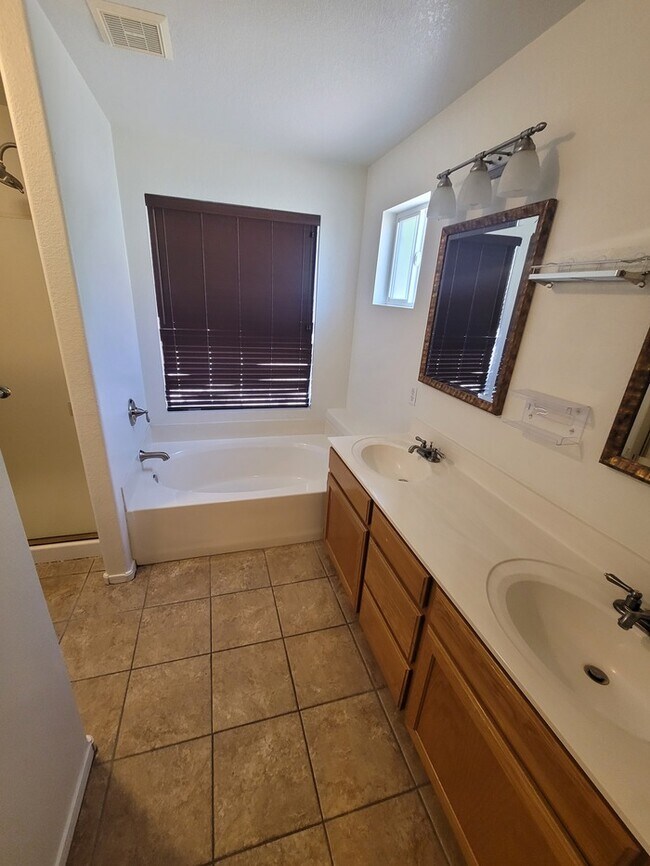 Building Photo - Corner 3/2 with fireplace for rent