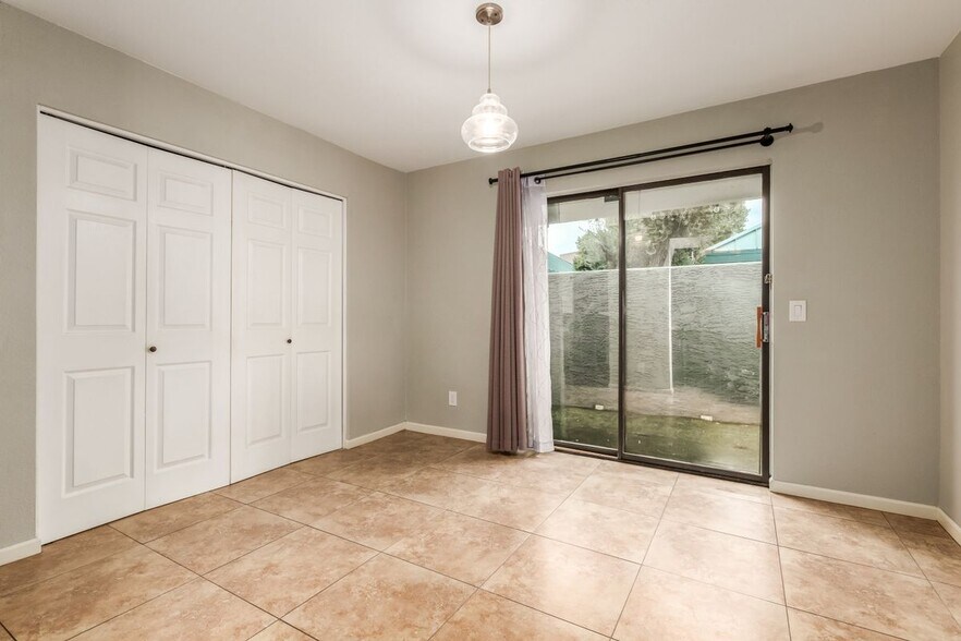 Building Photo - 850 S River Dr