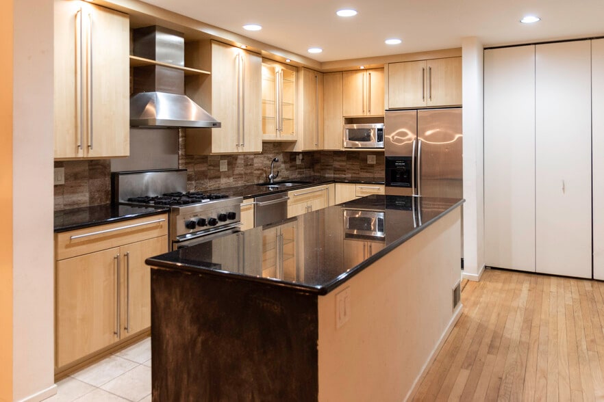 Building Photo - 1810 N Fremont St