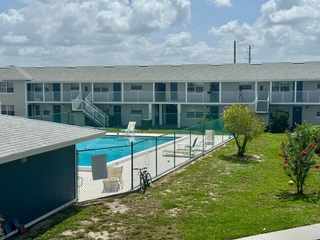 Building Photo - 1 Bed/1 Bath Ground Floor Condo in recently renovated apartment community.